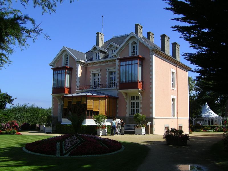 Dior's childhood home "Les Rhumbs." Photo Credit: Wikimedia Commons